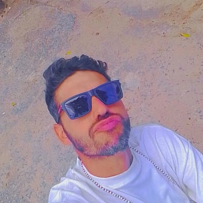 Moreno alto e magro