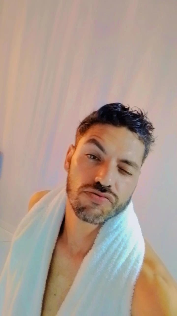 Moreno alto e magro