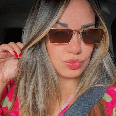 Morena iluminada sensual e carinhosa