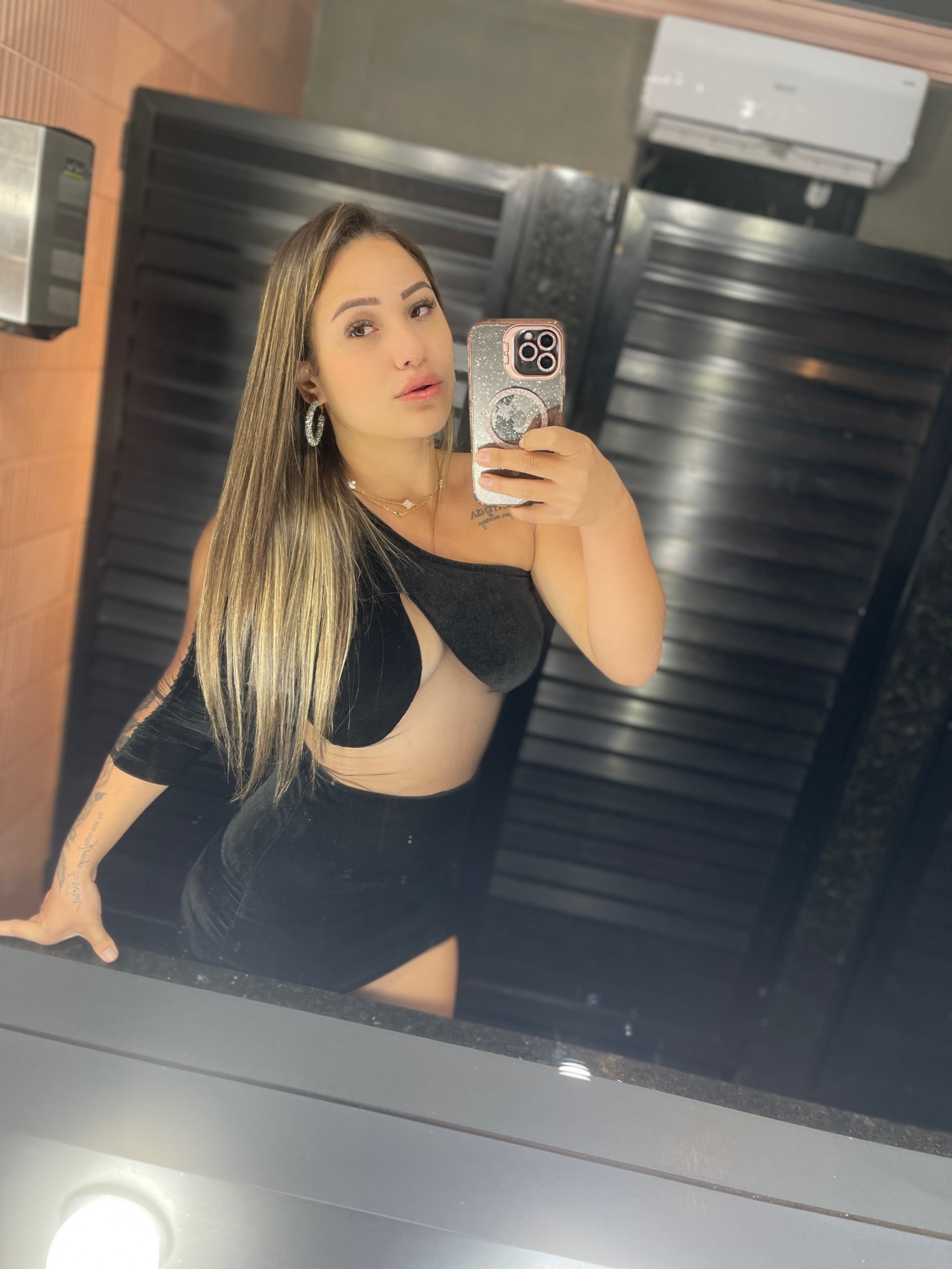 Morena sensual e atraente