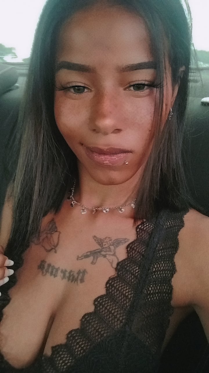 Me chamo Milly tenho 22 anos, sou baixinha