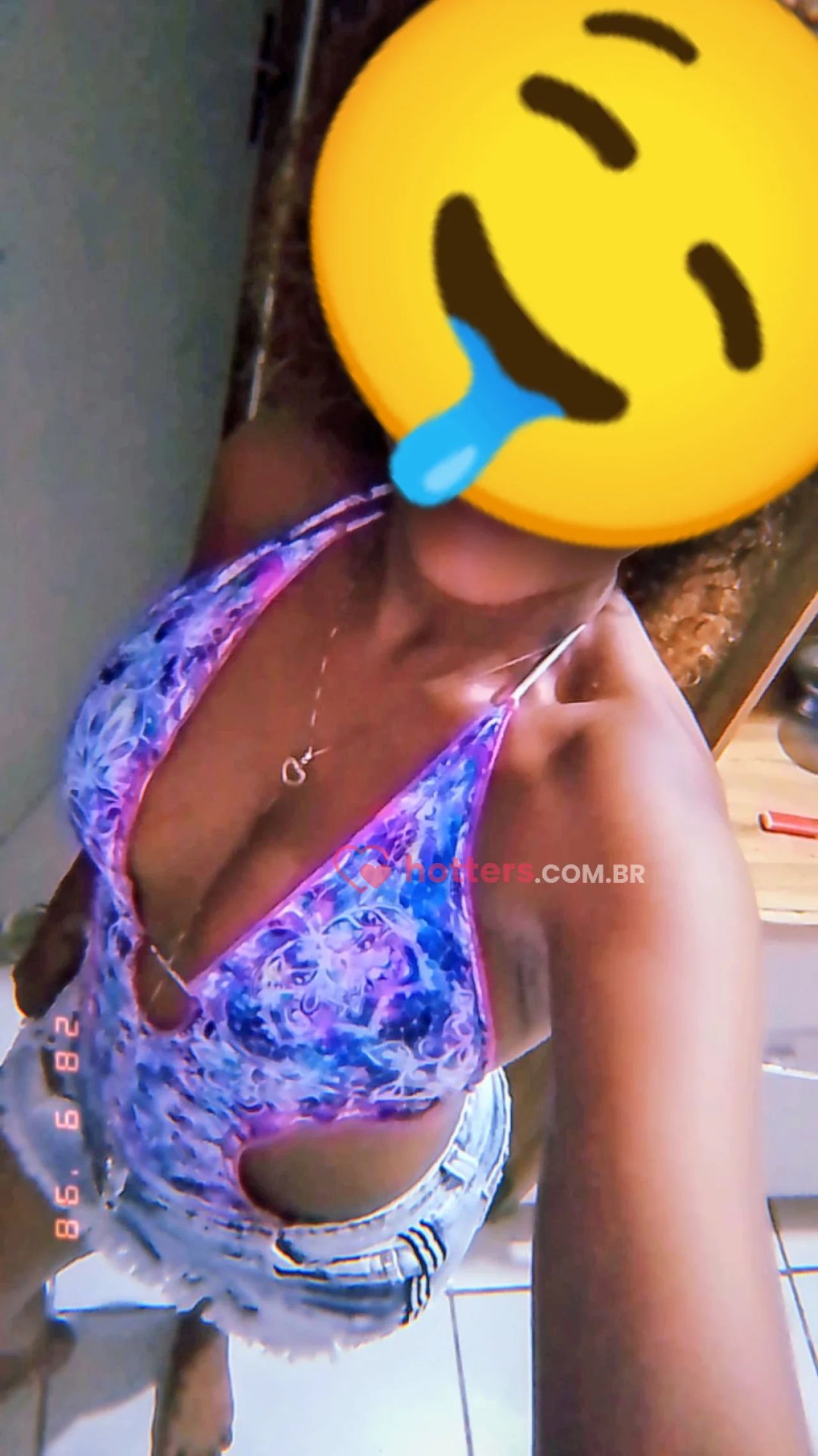 Morena linda do cabelo cacheado 