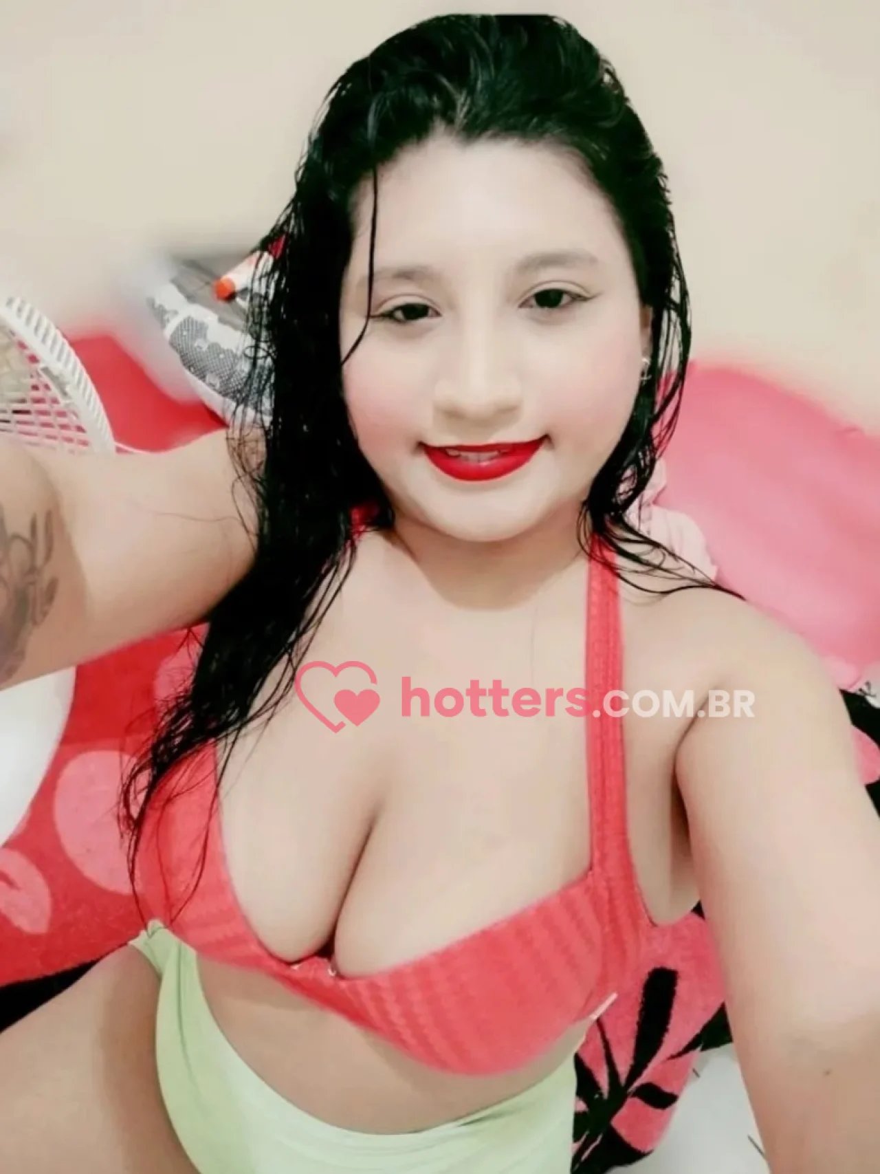 Mel morena tatuada